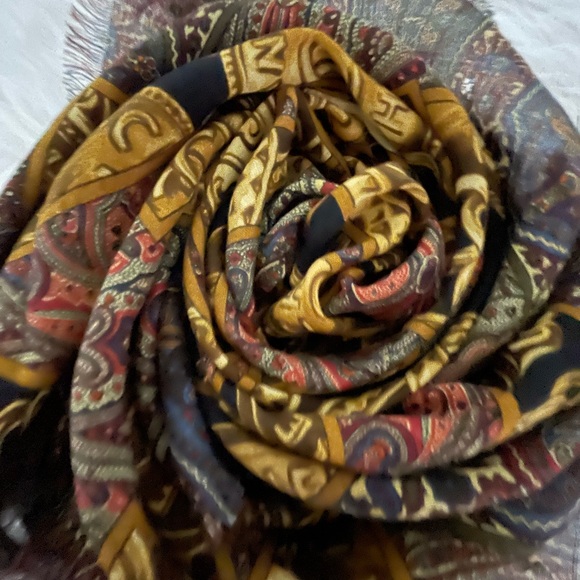 Chanel Silk/Wool Blend scarf - Picture 11 of 16